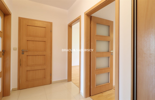 Przestronne 3-pokojowe mieszkanie z loggią oraz dwustanowiskowym miejscem parkingowym w podziemnym garażu, zlokalizowane w Star