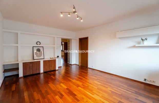 Duże 3 pokoje 79,8 m² | balkon | komórka | garaż | Wierzyńskiego | Kraków   

 Na sprzedaż przestronne mieszkanie 3-pokojowe o 