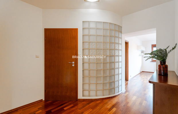 Duże 3 pokoje 79,8 m² | balkon | komórka | garaż | Wierzyńskiego | Kraków   

 Na sprzedaż przestronne mieszkanie 3-pokojowe o 