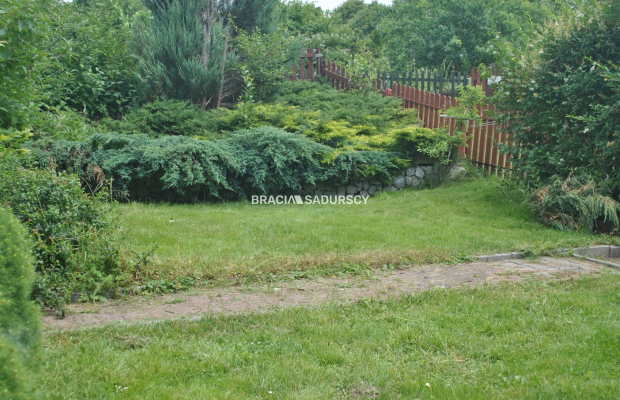 Działka ROD zabudowana budynkiem murowanym.