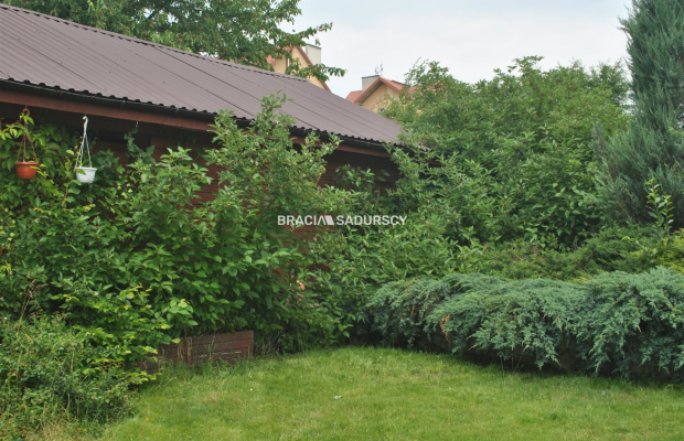 Działka ROD zabudowana budynkiem murowanym.