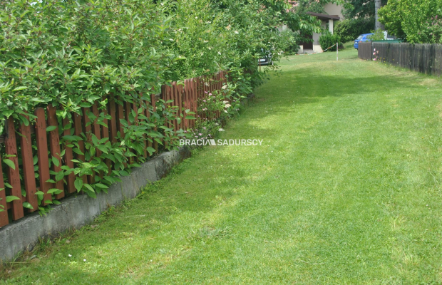 Działka ROD zabudowana budynkiem murowanym.