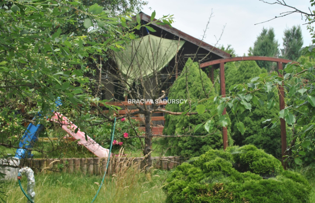 Działka ROD zabudowana budynkiem murowanym.