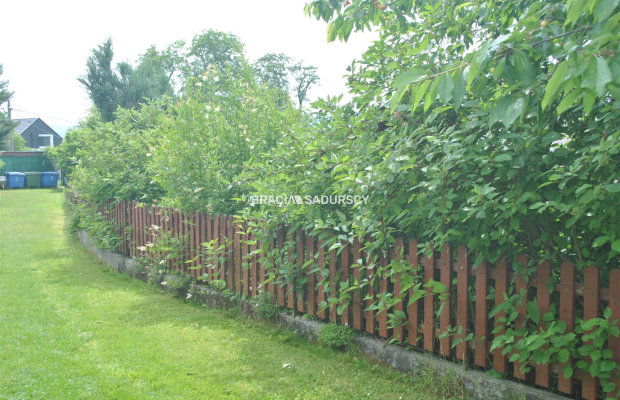 Działka ROD zabudowana budynkiem murowanym.