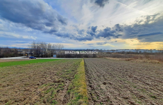 Działka produkcyjno – usługowa w Morawicy