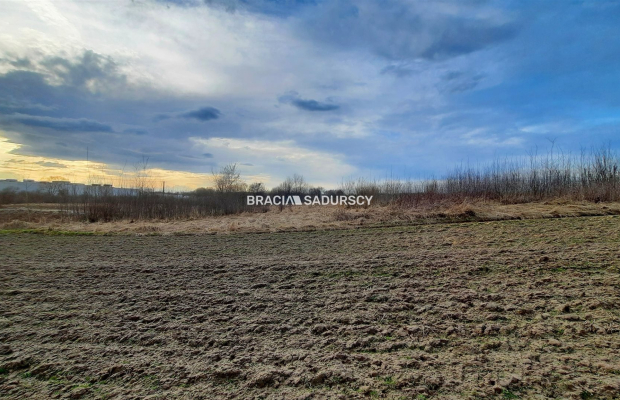 Działka produkcyjno – usługowa w Morawicy