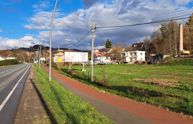 Działka pod usługi lub zabudowe jednorodzinną