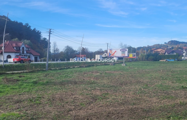 Działka pod usługi lub zabudowe jednorodzinną
