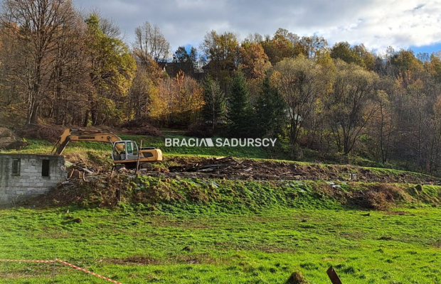 Działka pod usługi lub zabudowe jednorodzinną