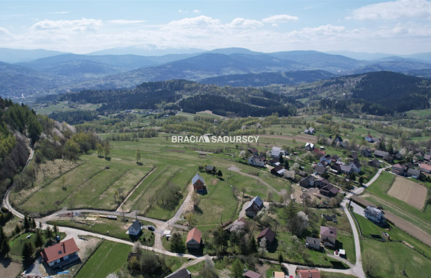Działka budowlana o pow. 1596 m2  Krzeszów, gm. Stryszawa. 
Widokowa działka  położona w malowniczym Krzeszowie  w okolicy Besk