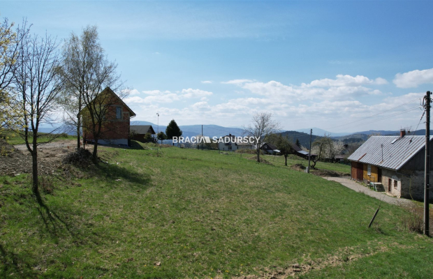 Działka budowlana o pow. 1596 m2  Krzeszów, gm. Stryszawa. 
Widokowa działka  położona w malowniczym Krzeszowie  w okolicy Besk