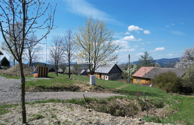 Działka budowlana o pow. 1596 m2  Krzeszów, gm. Stryszawa. 
Widokowa działka  położona w malowniczym Krzeszowie  w okolicy Besk