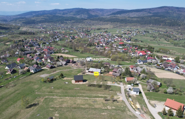 Działka budowlana o pow. 1596 m2  Krzeszów, gm. Stryszawa. 
Widokowa działka  położona w malowniczym Krzeszowie  w okolicy Besk