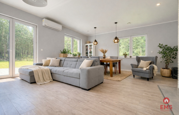 Dom w otulinie lasu blisko miasta