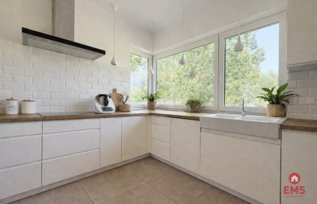 Dom w otulinie lasu blisko miasta