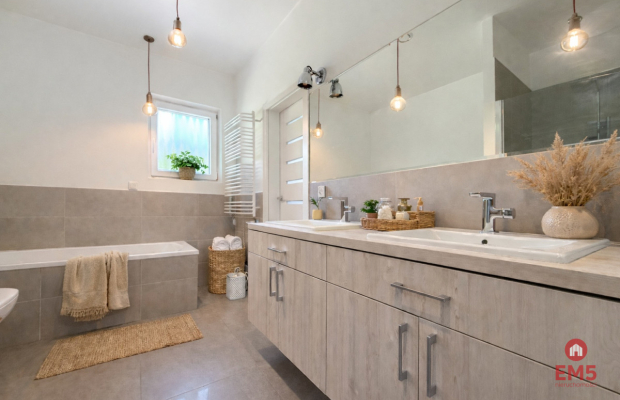 Dom w otulinie lasu blisko miasta