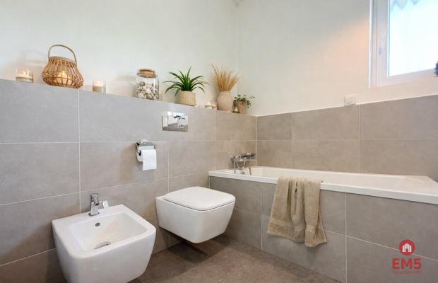 Dom w otulinie lasu blisko miasta