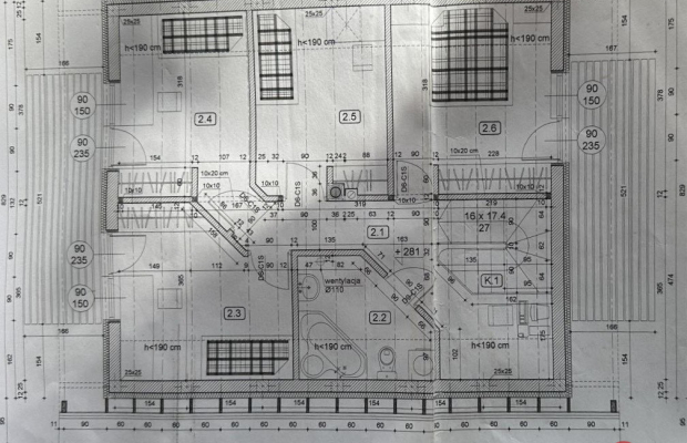 Dom w otoczeniu drzew.
