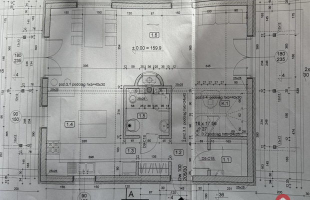 Dom w otoczeniu drzew.