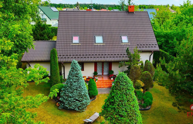 Dom z dużym ogrodem