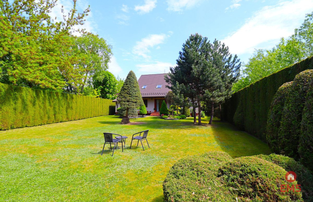 Dom z dużym ogrodem