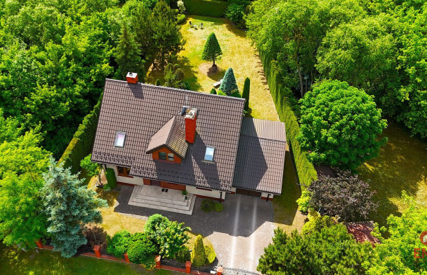 Dom z dużym ogrodem