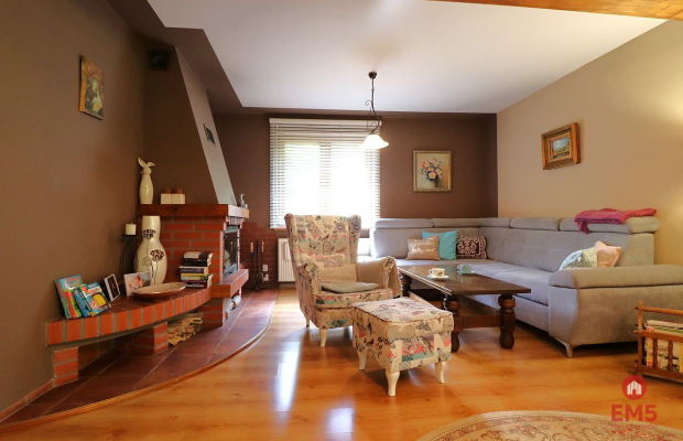 Dom z dużym ogrodem