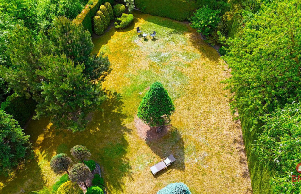 Dom z dużym ogrodem