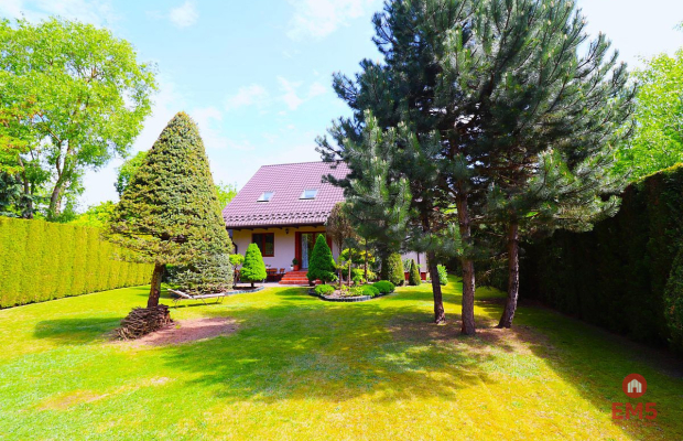 Dom z dużym ogrodem