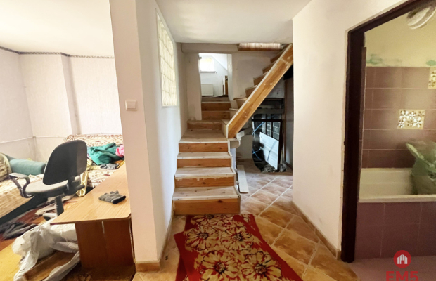 Dom,  hala, działka. Nieruchomość do wykończenia.