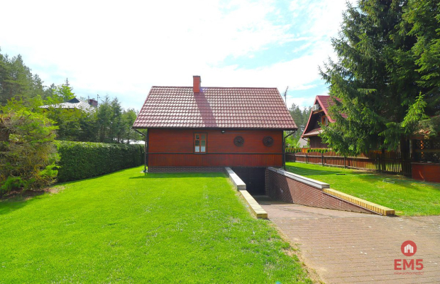 Dom w Atenach nad jeziorem Blizno