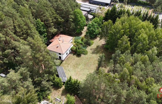 Dom w otulinie lasu blisko miasta