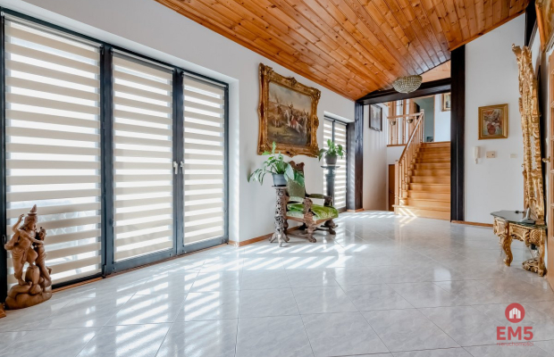 Dom w otulinie lasu blisko miasta