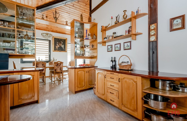 Dom w otulinie lasu blisko miasta