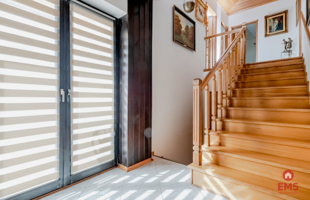 Dom w otulinie lasu blisko miasta