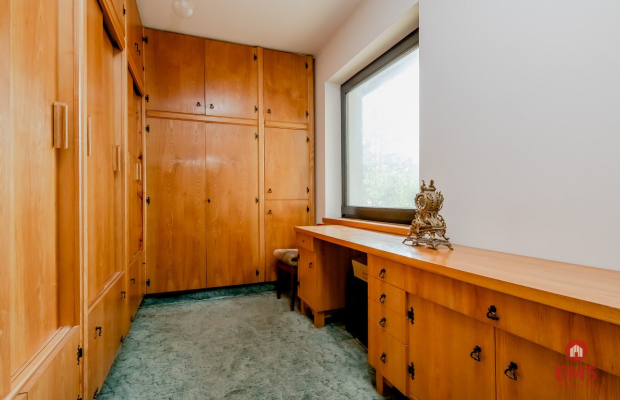 Dom w otulinie lasu blisko miasta