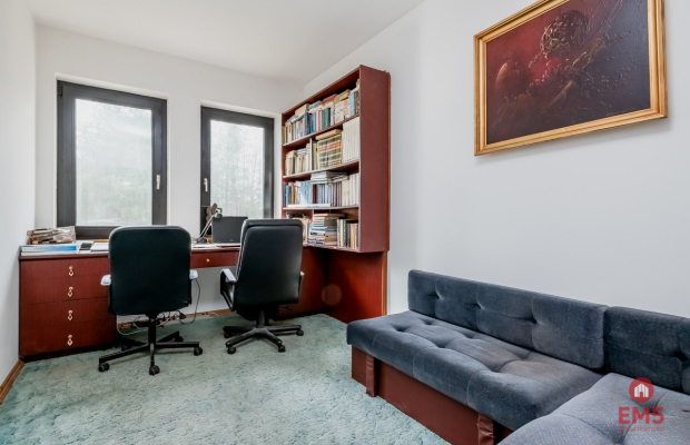 Dom w otulinie lasu blisko miasta