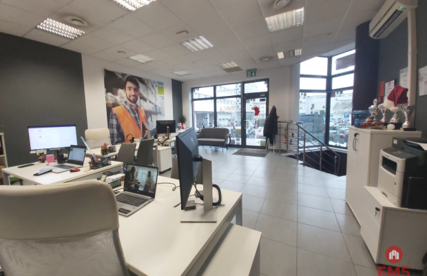 Lokal z witrynami w centrum miasta.