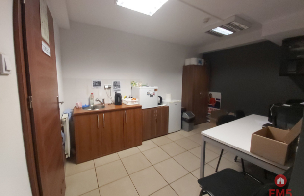 Lokal z witrynami w centrum miasta.