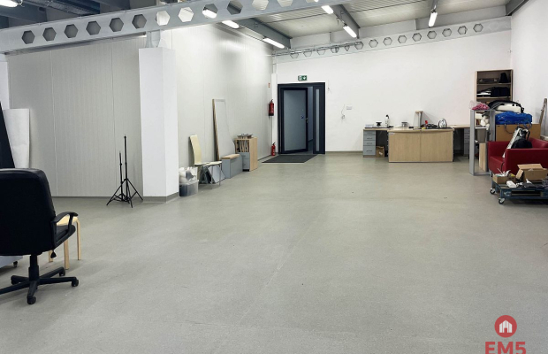 Lokale w nowoczesnym budynku