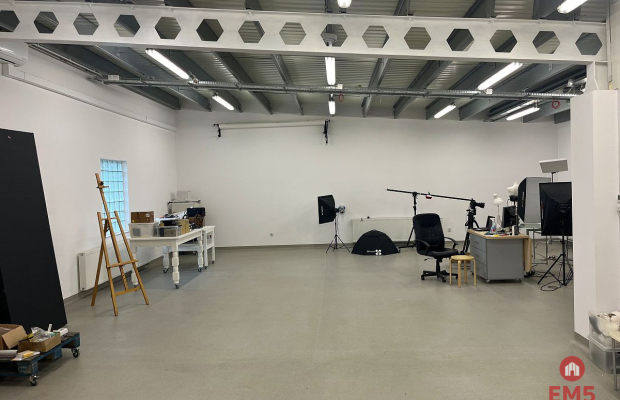 Lokale w nowoczesnym budynku