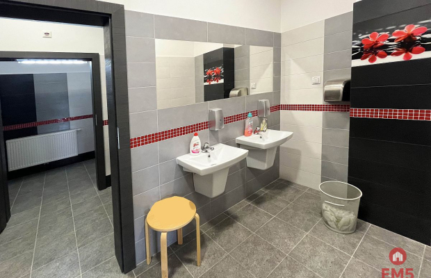 Lokale w nowoczesnym budynku