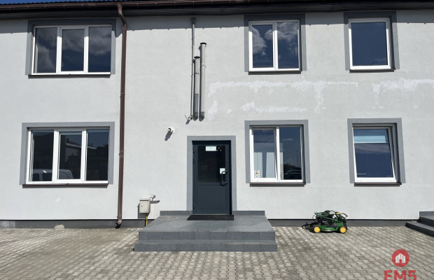 Lokal z placem  przy głównej drodze