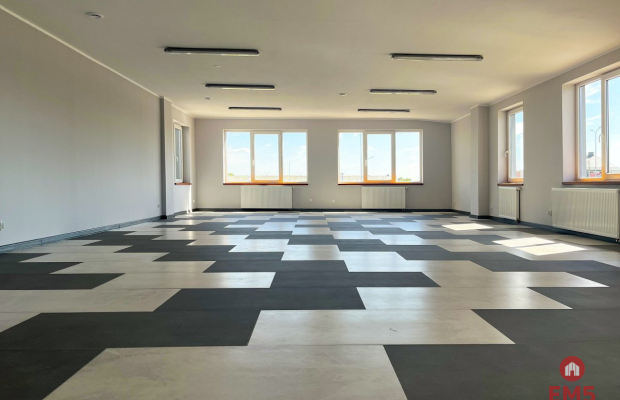 Lokal z placem  przy głównej drodze