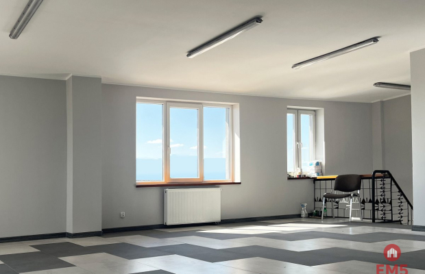 Lokal z placem  przy głównej drodze