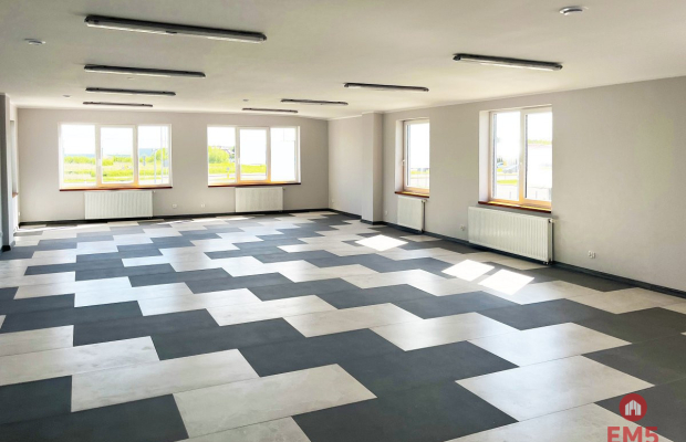 Lokal z placem  przy głównej drodze