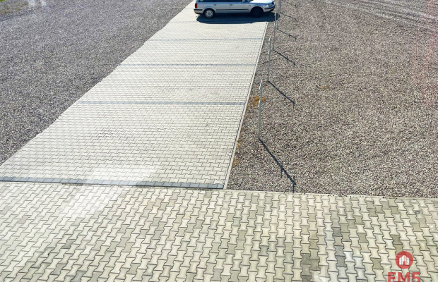 Lokal z placem  przy głównej drodze