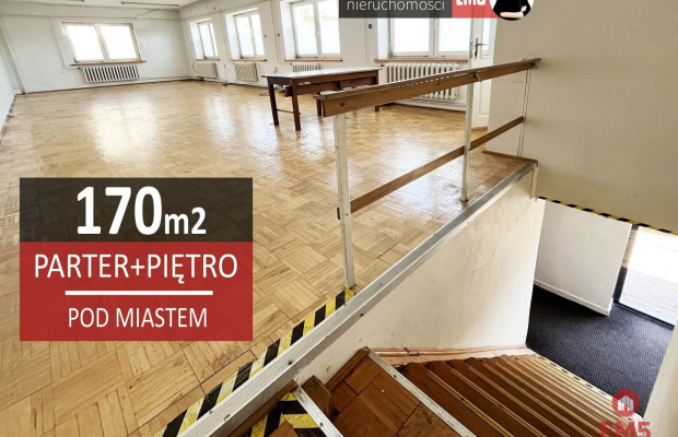 Budynek tuż pod miastem