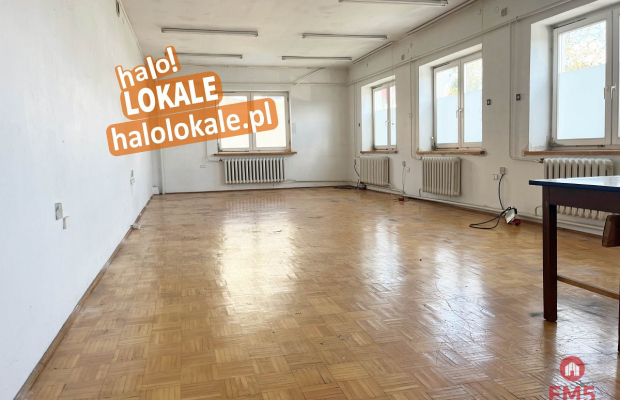 Budynek tuż pod miastem