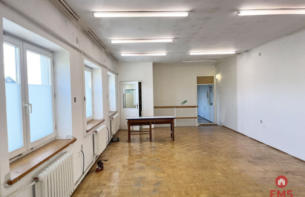 Budynek tuż pod miastem